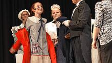 Des Lebens höchstes Glück: ein neuer Mantel. Szene aus dem Musical &bdquo;Annie&ldquo;, das die Musikschule aufgeführt hat.