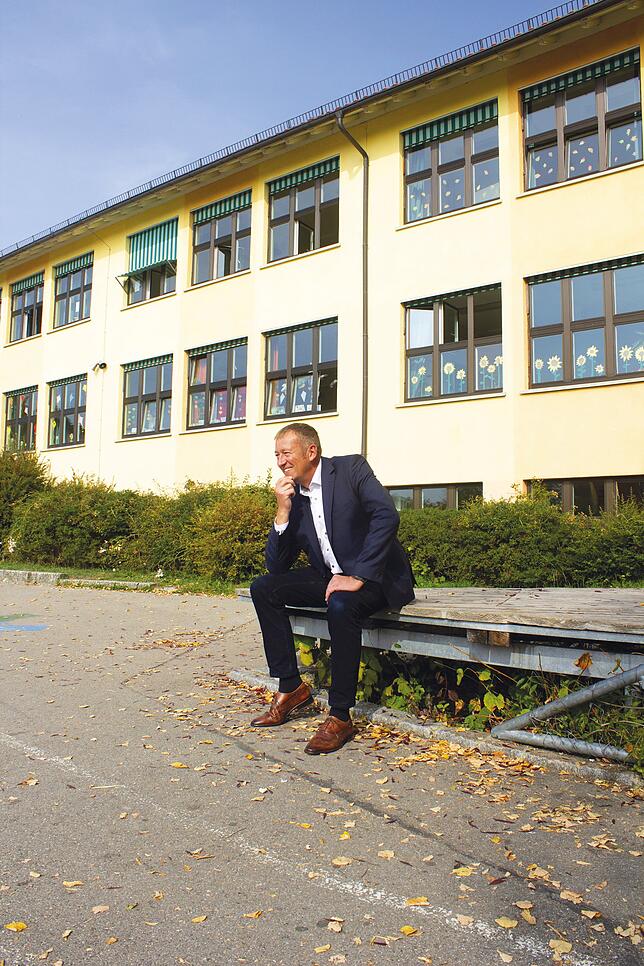 Carsten Prinz hat auf dem Pausenhof der Wiestorschule Platz genommen. In diesem Bereich hat sich einst ein Freudenhaus befunden, das der ...