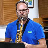Ralf Schneckenburger präsentiert sich beim Showkonzert unter anderem mit einem Saxophon-Solo.