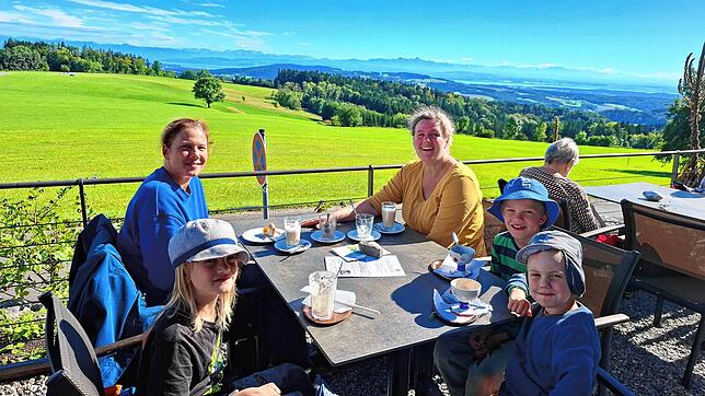 Genießen den Sonnenschein und die phantastische Aussicht von der Terrasse des Berggasthofs Höchsten: Christiane Pfundt mit Schwester ...