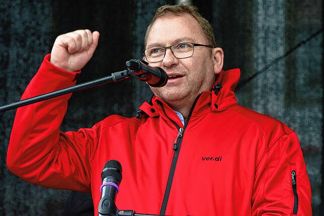 Frank Werneke, Vorsitzender der Dienstleistungsgewerkschaft Verdi, am 21. März bei einer Kundgebung der Gewerkschaft Verdi für eine ...