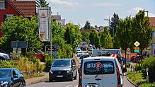 Stau ist in und vor Hagnau ein alltägliches Problem. Ob Pförtnerampeln und dynamische Geschwindigkeitsregulierungen Abhilfe schaffen ...