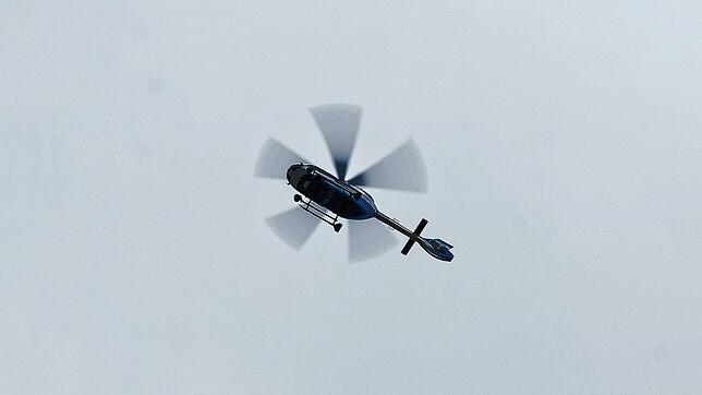 Symbolbild: Die Polizei war am Sonntag mit einem Polizeihubschrauber unterwegs, um einen vermissten Mann zu suchen.