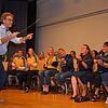 Konrektor Wolfgang Fitz dirigiert bei seiner Abschiedsfeier seine Lehrerkollegen, die ihm als Luftpumpen-Orchester ein Ständchen bringen.