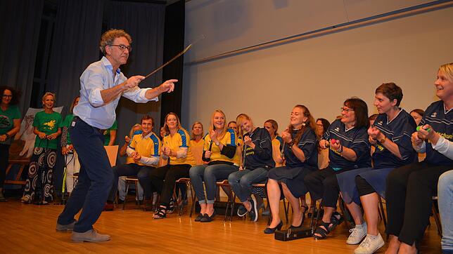 Konrektor Wolfgang Fitz dirigiert bei seiner Abschiedsfeier seine Lehrerkollegen, die ihm als Luftpumpen-Orchester ein Ständchen bringen.