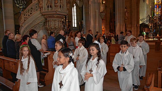 Mitte September traten im Überlinger Nikolausmünster zehn Kinder gemeinsam mit Pfarrer Bernd Walter an den Tisch des Herrn. Unter dem ...