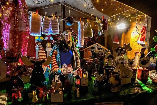 Renate Radek aus Bad Dürrheim verkauft zum ersten Mal auf dem Weihnachtsmarkt in Villingen und will auch 2024 wieder kommen.