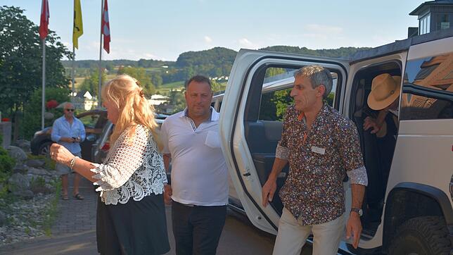 Der Singener Maler Giorgio Russo war einer der ersten, der aus der elf Meter langen Stretch-Limousine ausstieg. In der Limousine waren ...