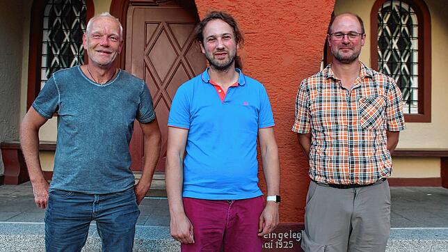 Sie halten in Krisenzeiten zusammen: Thomas Wolf (von links) mit Chorleiter Jochen Kiene und dem Vorsitzenden des Vorsitzenden des ...