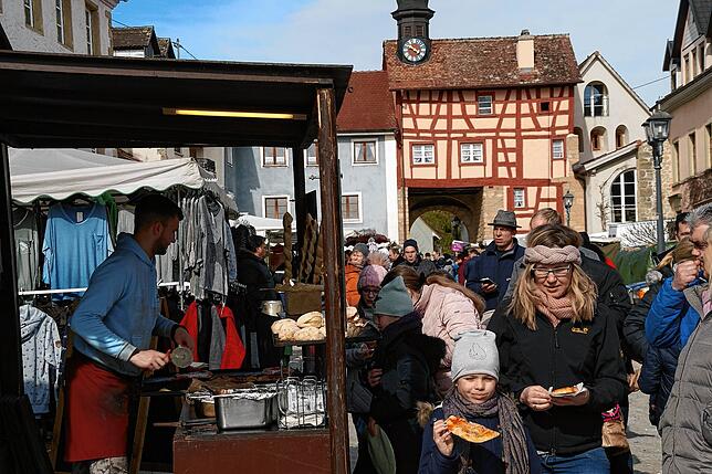 Der Josefsmarkt in Tengen kam bei den Besuchern gut an. Hier drängen sich die Besucher unterhalb des Tengener Stadttores, am dem es ...