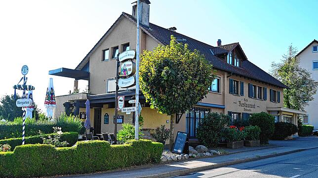 Das &bdquo;Café Restaurant Scheuble&ldquo; ist derzeit der einzig übrig gebliebene gastronomische Betrieb von einst sechs Gurtweiler ...