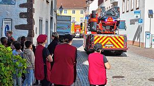 Schüler und Mensakräfte warten in sicherer Entfernung. Am Dienstag, 14. Oktober, kommt es zu einem Fehlalarm in der Küche der ...