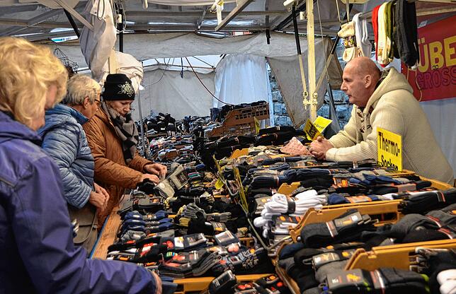 Trotz nasskalten Wetters war der Jahrmarkt am Montag nicht schlecht besucht. Die Beschicker seien nicht unzufrieden gewesen, sagt ...
