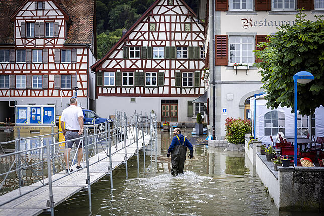 In Berlingen werden Stege gebaut: Die Schweiz hat  für den westlichen Teil des Bodensees die höchste Gefahrenstufe ausgerufen. An ...