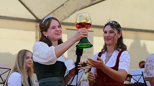 Geschafft: Die Weinprinzessin 2025/26 Lena Stoll bringt eröffnet mit einem Trinkspruch das Winzerfest. Foto: Cindy Rebmann