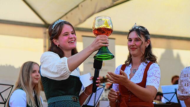 Geschafft: Die Weinprinzessin 2025/26 Lena Stoll eröffnet mit einem Trinkspruch das Winzerfest.