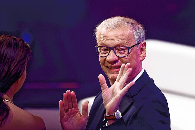 Günther Jauch, Moderator, sitzt bei der Verleihung des Deutschen Fernsehpreises im Publikum.