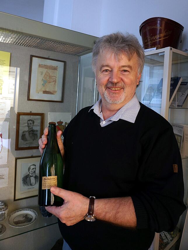 Das Lieblingsexponat von Maximilian Reich: Er zeigt eine Flasche Heilwasser -so klar wie frisch abgefüllt- aus der einstigen Tiengener ...