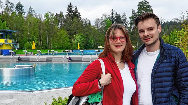 Sie gehören zu den ersten, die bei der Saisoneröffnung des Villinger Knaippbad dabei sind, Vanessa Buer und Lukas Gretzinger.