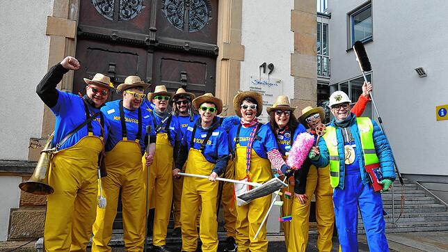 Derzeit arbeitslos, aber trotzdem gut drauf: Die Brunnenbutzer des Gemeinderats. Die Firma Storchenbau mit Zunftmeister Markus Löffel ...