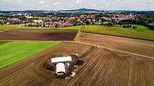 Seit 2023 wird der riesige Grabhügel, der in der Donauebene bei Riedlingen entdeckt wurde, erforscht. Die Drohnenaufnahme zeigt die ...