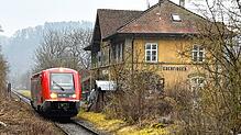 Der Bahnhof Eberfingen wurde 1874 für die strategische Bahn zu ihrer Eröffnung erbaut. Mit der Beendigung des Reisezugverkehrs 1971 ...