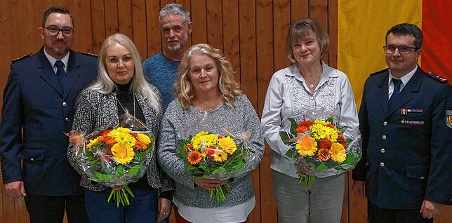 Bei der Jahreshauptversammlung der Feuerwehr Laufenburg, dankten Markus Rebholz (links) und Julio Munoz-Gerteis (rechts) Swetlana Fuss, ...