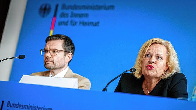 Nancy Faeser (SPD), Bundesministerin für Inneres und Heimat, und Marco Buschmann (FDP), Bundesminister der Justiz, stellen ein ...