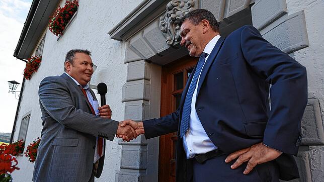 Handschlag nach der Wahl auf der Rathaustreppe in Öhningen: Herausforderer Marc Michael Berchmann (links) und Bürgermeister Andreas Schmid.