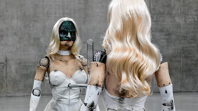 Jordan Wolfsons Installation „Female Figure“ aus dem Jahr 2014. Der Frauenroboter kann sprechen, ferngesteuert werden und ...