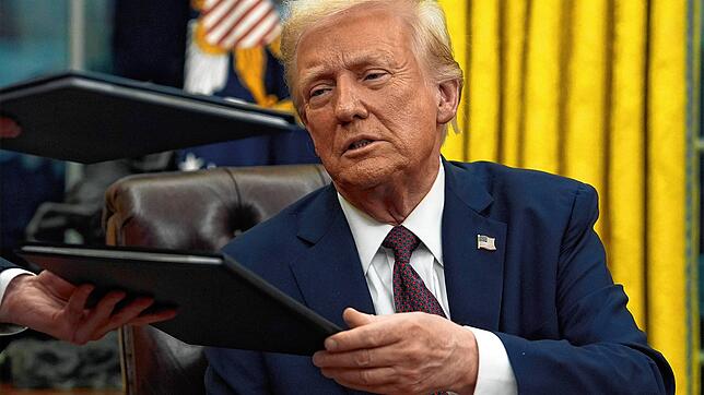 US-Präsident Donald Trump unterzeichnet erste Anordnungen im Oval Office des Weißen Hauses.