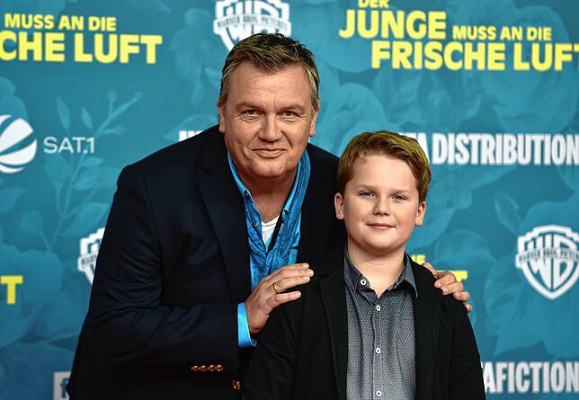 „Der Junge muss an die frische Luft“ Kerkeling (l) mit dem Schauspieler Julius Weckauf, der ihn als Kind verkörpert in dem ...