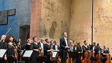 Glückliche Musiker nach gelungenem Konzert: Achim Fiedler freut sich mit den Mitgliedern des Sinfonieorchesters VS über den Applaus des ...