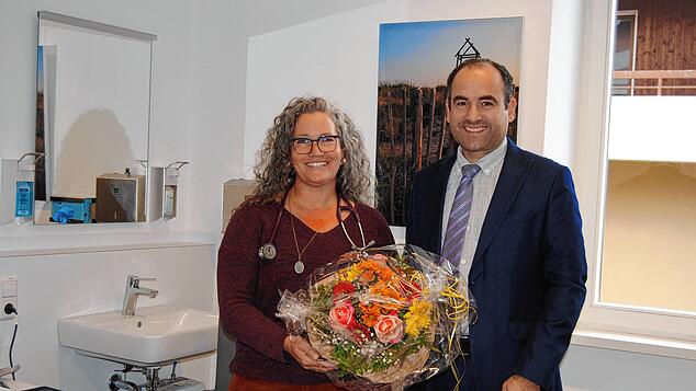 Bürgermeister Ozan Topcuogullari begrüßt die neue Ärztin Christiane Rühs.