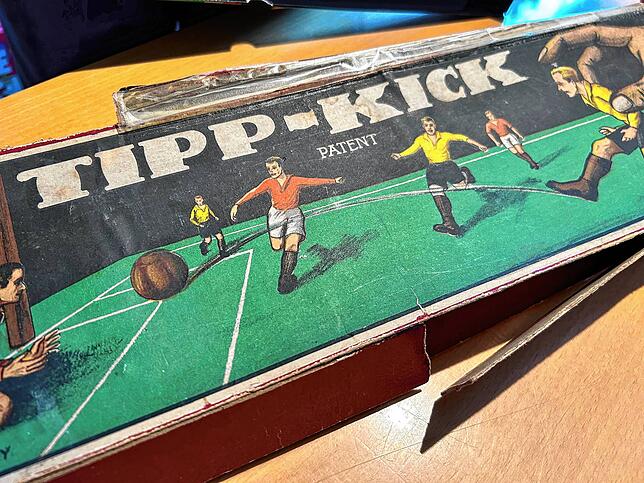 Im hauseigenen Museum lagern Tipp Kick-Spiele aus allen Jahrzehnten. Dieses stammt aus den Anfangsjahren der Firma, wann genau, ist ...