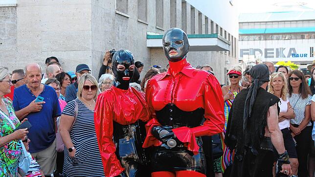 Masken, Lack und Leder: Die Gäste des Torture Ship bieten den Schaulustigen an der Uferpromenade von Friedrichshafen wieder einige ...