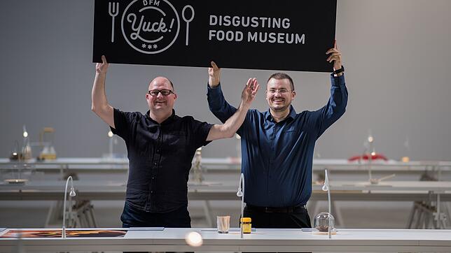 Chefkurator Samuel West (links) und Andreas Ahrens, Direktor des schwedischen &bdquo;Disgusting Food Museums&ldquo; in Malmö.
