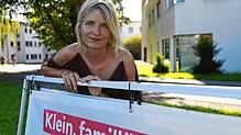 Claudia Pflug, Hebamme am Helios-Spital in Überlingen, wirbt für einen Erhalt des Kreißsaals. Das Plakat auf dem Foto zeigt eine Werbung ...