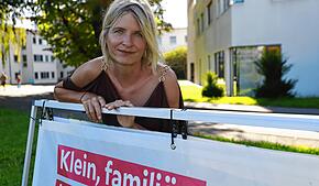 Claudia Pflug, Hebamme am Helios-Spital in Überlingen, wirbt für einen Erhalt des Kreißsaals. Das Plakat auf dem Foto zeigt eine Werbung ...