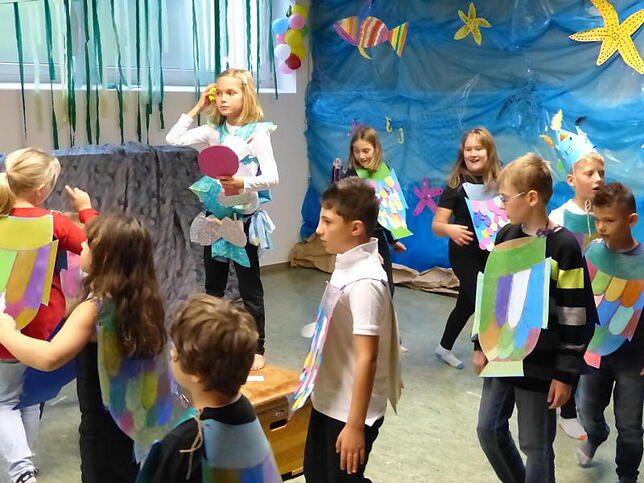 Das Theaterstück um den selbstverliebten Regenbogenfisch führten die Mitschüler mit viel Empathie bei der Einschulungsfeier in der ...