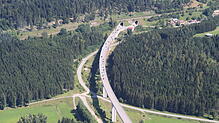Die große Gauchachtalbrücke aus der Luft gesehen. An den Fahrbahnübergängen stehen im Sommer Instandsetzungsarbeiten an. Die Umleitung ...