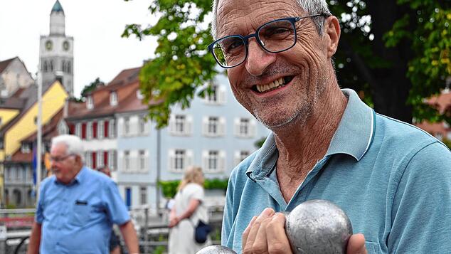 Jürgen Vogel mit seinen Boule-Kugeln am Mantelkopf. Er lernte das Spiel in Italien kennen, als er um die 20 Jahre alt war. Heute spielt ...
