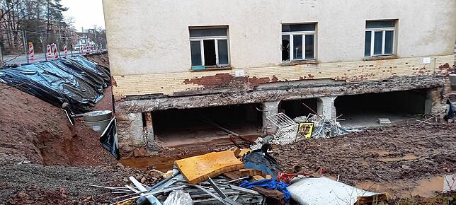 Die Sanierung der Verwaltungsgebäude am Oberen Brühl läuft. Der Bau der Sozialwohnungen ist nicht in Sicht.