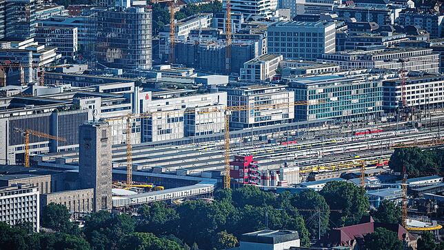 Blick auf den Stuttgarter Hauptbahnhof. Eigentlich sollten die überirdischen Gleise für den Wohnungsbau weichen. Dieser Plan könnte ...