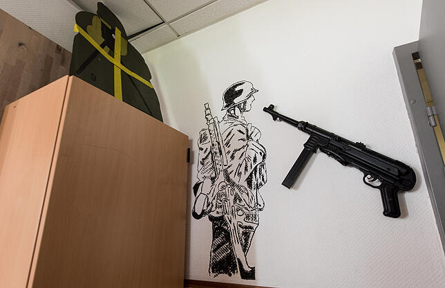 Im Aufenthaltsraum, dem sogenannten Bunker, des Jägerbataillons 291 der Bundeswehr in Illkirch bei Straßburg (Frankreich) hängt eine ...