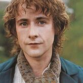 Billy Boyd, der in der Herr der Ringe-Trilogie den Hobbit Pippin spielte, wird als Erzähler und Sänger dabei sein.