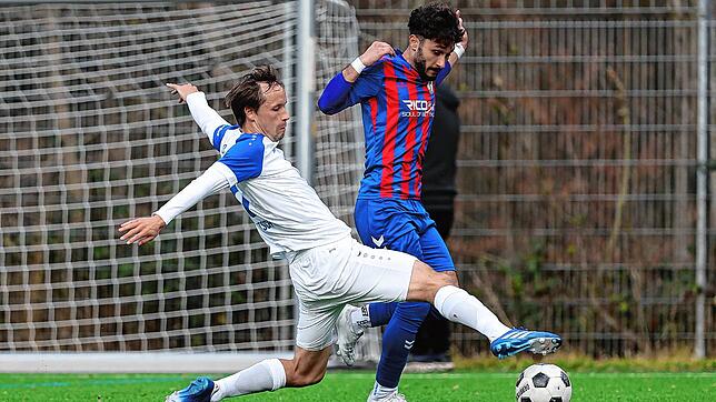 Am Samstag empfängt der FC Radolfzell (links Tobias Bertsch) den SC Konstanz-Wollmatingen (Mert Tuncer).