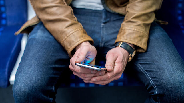 Die meisten Männer bewahren ihr Handy in der Hosentasche auf. Doch hat das Auswirkungen auf die Fruchtbarkeit?