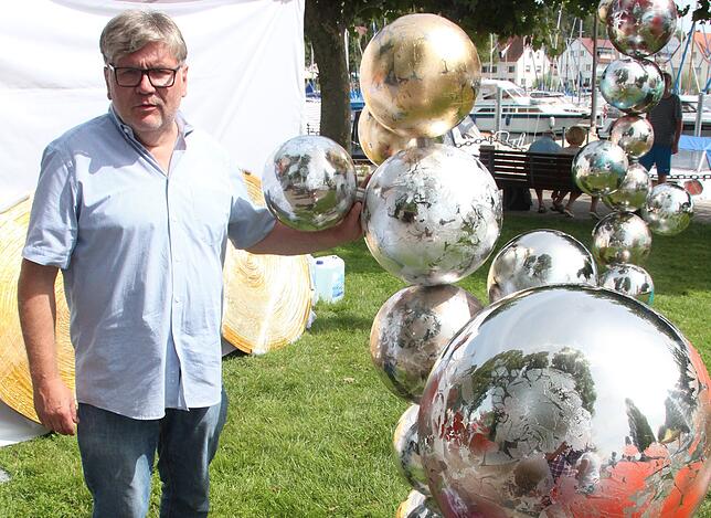 Kunsthandwerker Matthias Reichel aus Heidelberg fertigt Kugelskulpturen „Perlen im Wind“ an.