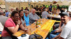 Gut besucht ist das Herbstfest der Fröschezunft Wehr im Juch. Die gut gelaunten Gäste verweilen gern in der gemütlichen Atmosphäre.